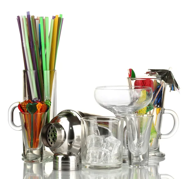 Cocktail shaker en andere barman apparatuur op kleur achtergrond — Stockfoto