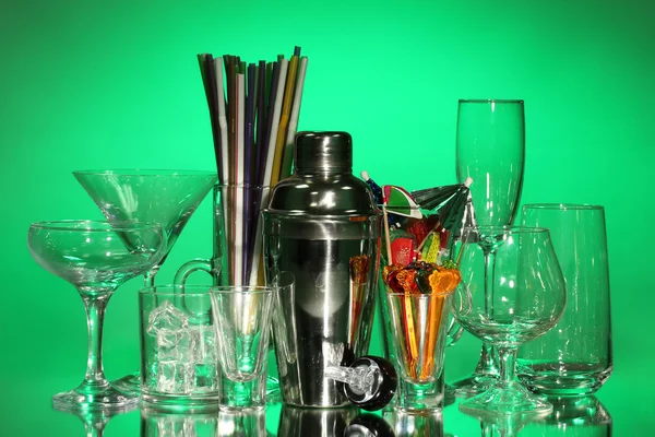 Cocktailshaker und Gläser auf farbigem Hintergrund — Stockfoto