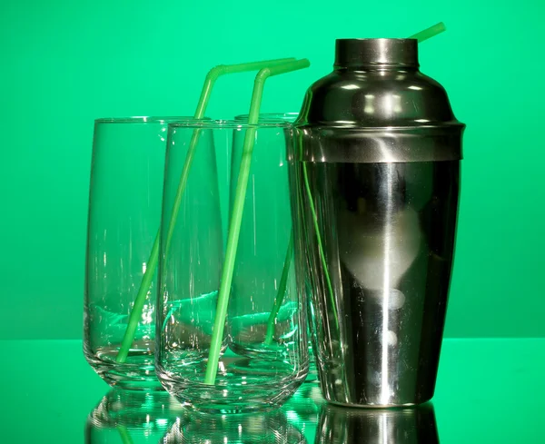 Cocktail shaker and glasses on color background — Stock Photo, Image