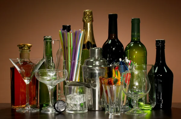Колекція різних окулярів і напоїв на кольоровому фоні — стокове фото