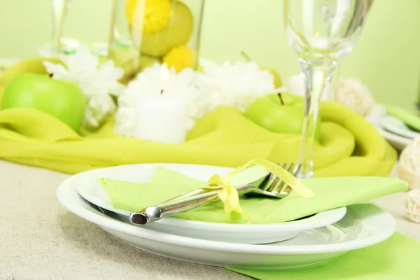 美しい休日テーブルの設定とリンゴ、クローズ アップ — ストック写真