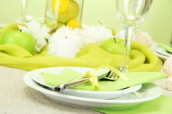 Hermoso ajuste de mesa de vacaciones con manzanas, primer plano —  Fotos de Stock