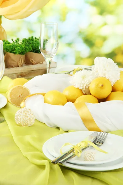 Hermoso escenario de mesa de vacaciones con limones, de cerca — Foto de Stock