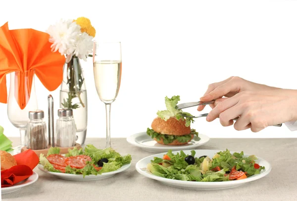 Weibliche Hand mit Abendessen isoliert auf weiß — Stockfoto