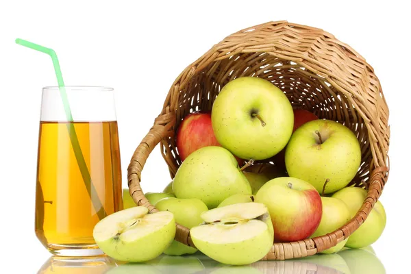 Nuttige appelsap met appels rond in mand geïsoleerd op wit — Stockfoto