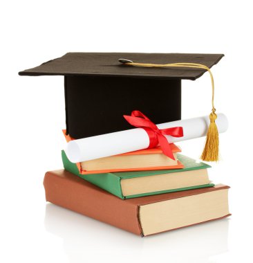 Grad hoed en diploma met boeken geïsoleerd op wit