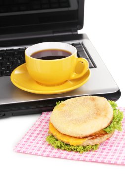 iş yerinde laptop yanında, yemek