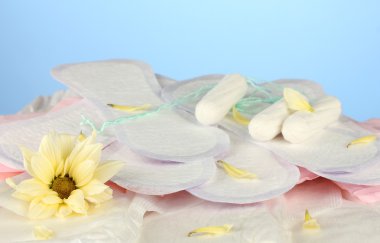 Hijyenik pedler ve tamponlar üzerinde mavi arka plan yakın çekim çeşitli