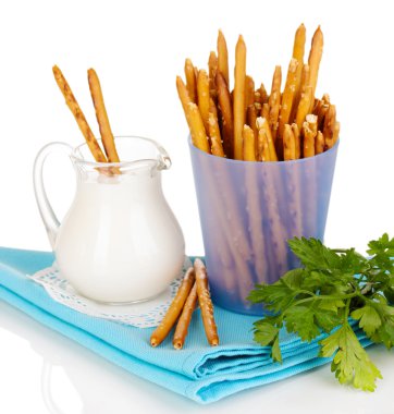 lezzetli kızarmış sopa üzerinde beyaz izole mor plastik kap içinde