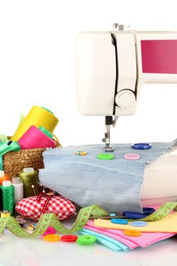 dikiş makinesi ve kumaş üzerine beyaz izole