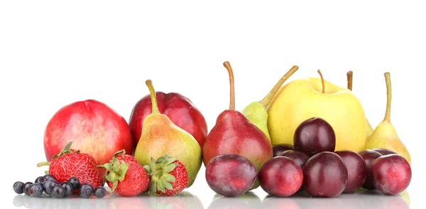 Mistura de frutas doces maduras e bagas isoladas em branco — Fotografia de Stock