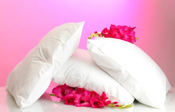 Almohadas y flores, sobre fondo rosa — Foto de Stock