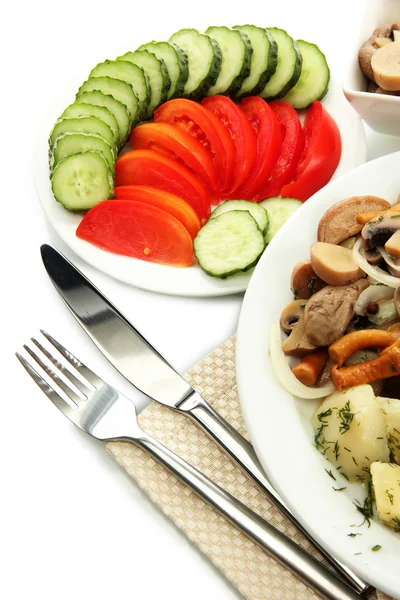 Жареная куриная котлета с вареным картофелем и грибами на тарелке, изолированная на белом — стоковое фото