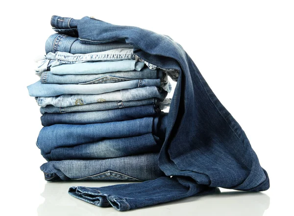 Много различных синих джинсов изолированы на белом — стоковое фото