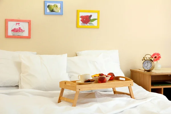 Drewniana taca z lekkim śniadaniem na łóżku — Zdjęcie stockowe