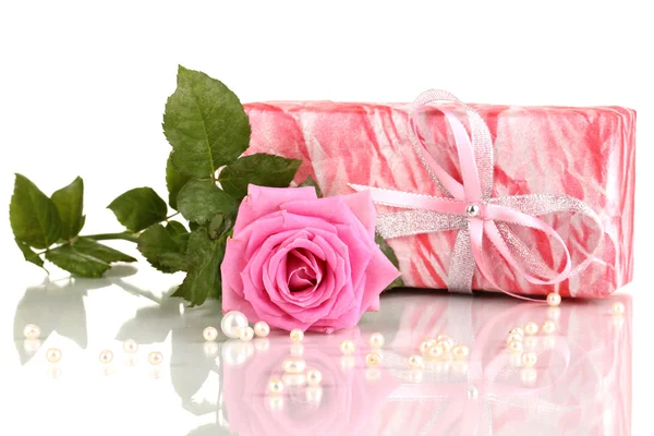 Hermosa rosa rosa con maravilloso regalo en caja rosa aislada en blanco — Foto de Stock