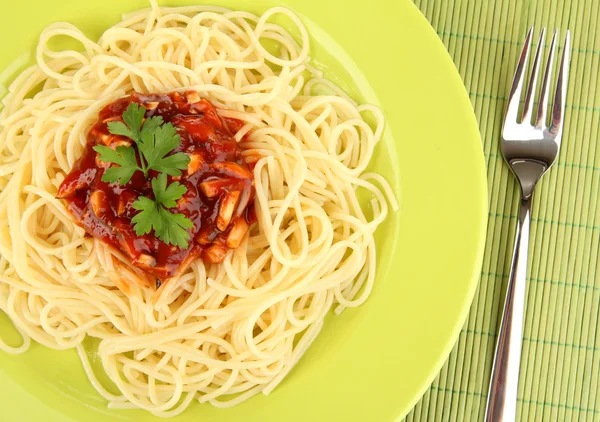 Espaguete italiano em placa no tapete de bambu — Fotografia de Stock