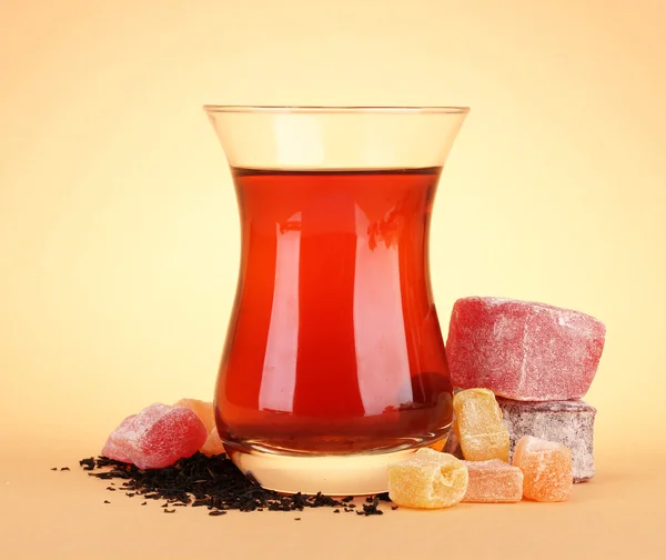 Glass of Turkish tea and rahat Delight, on beige background — Stock Photo, Image