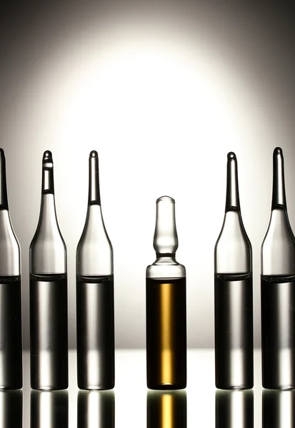 Ampollas médicas sobre fondo gris — Foto de Stock