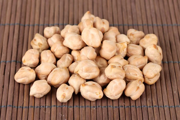 White chickpeas on color background — Stock Photo, Image