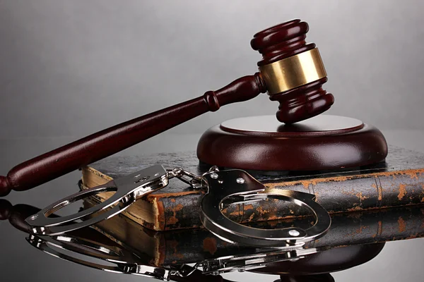 Gavel, handcuffs and book on law on grey background — Stock Photo, Image