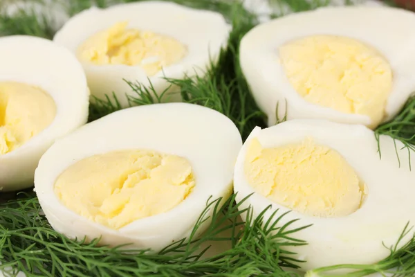 Kokta ägg på färgbakgrund — Stockfoto