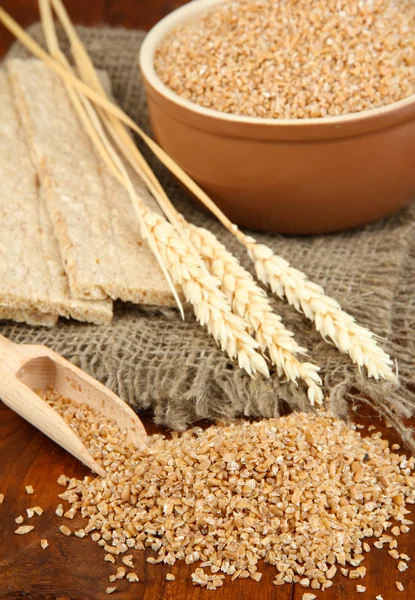 Tarwezemelen op tafel — Stockfoto