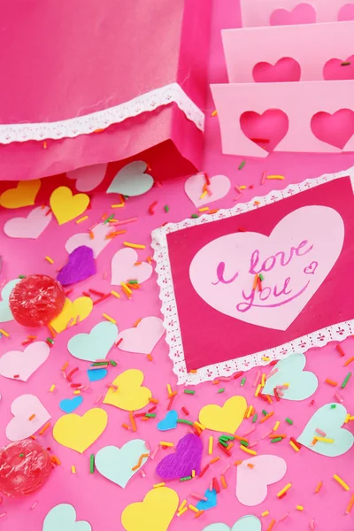 Bela composição de valentines de papel e decorações em fundo rosa close-up — Fotografia de Stock