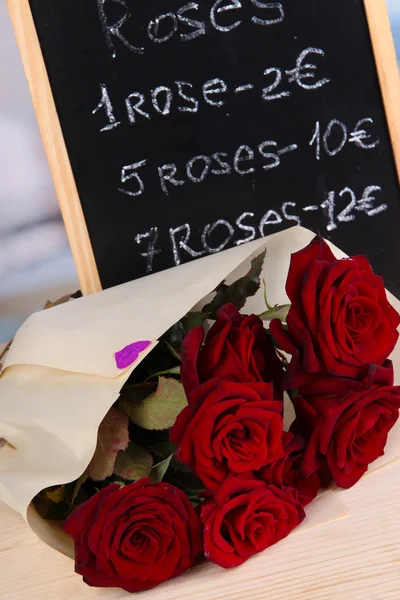 Meraviglioso mazzo di rose rosse con tablet sulla loro vendita — Foto Stock