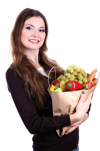 Mulher segurando um saco de supermercado cheio de vegetais frescos e frutas isoladas em branco — Fotografia de Stock