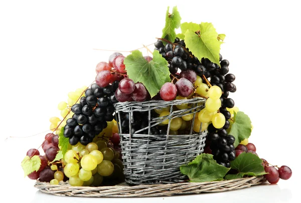 Assortiment de raisins doux mûrs dans le panier, isolé sur blanc — Photo