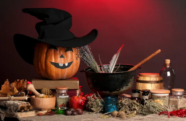 Страшная лаборатория Хэллоуина в красном свете — стоковое фото