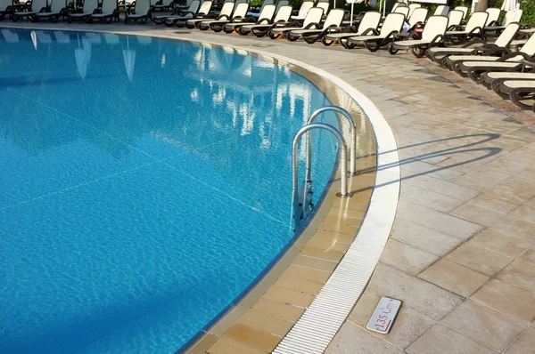 Hotelschwimmbecken mit sonnigen Reflexen — Stockfoto