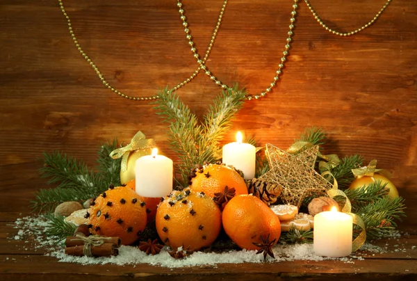 Composition de Noël avec oranges et sapin, sur fond de bois — Photo