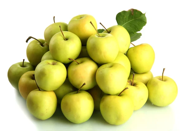 Sappige appels met groene bladeren, geïsoleerd op wit — Stockfoto