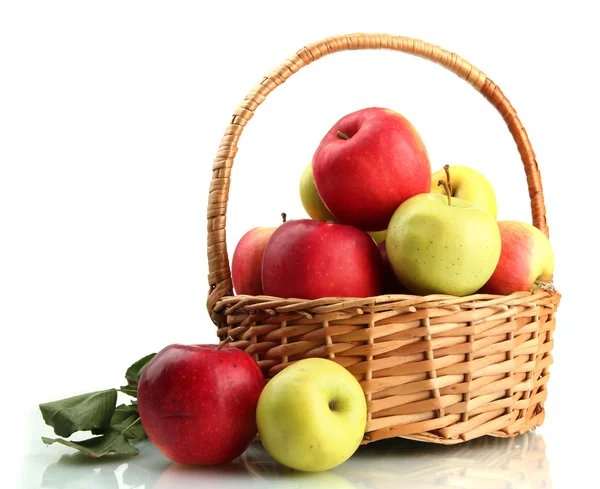 多汁的苹果与绿色的树叶在篮子里上白色, 隔离 — 图库照片