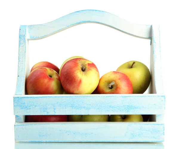 Pommes juteuses dans un panier en bois, isolées sur blanc — Photo