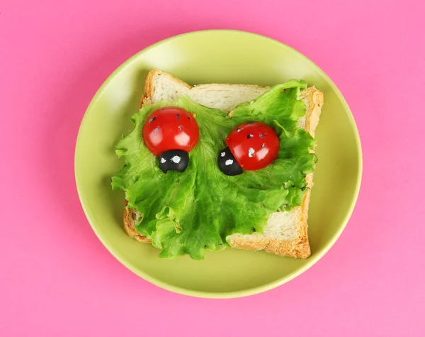 Веселая еда для детей на цветном фоне — стоковое фото