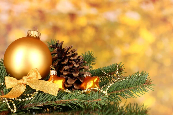 Kerstdecoratie op gele achtergrond — Stockfoto