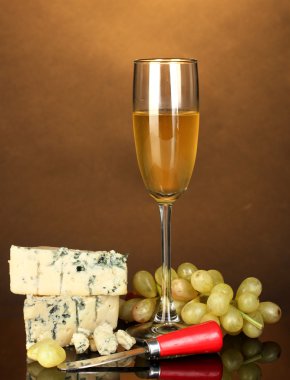 kalıp ve kahverengi zemin yakın çekim Şarap kadehi ile peynir