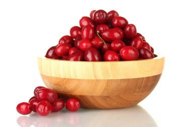 ahşap kase üzerinde beyaz izole taze cornel çilek