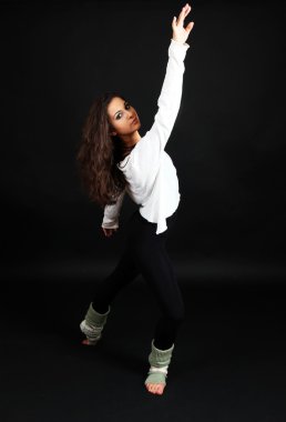 Genç modern dansçı, siyah üzerine izole edilmiş.