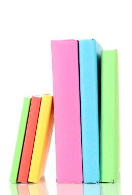 çok renkli kitap üzerinde beyaz izole yığını