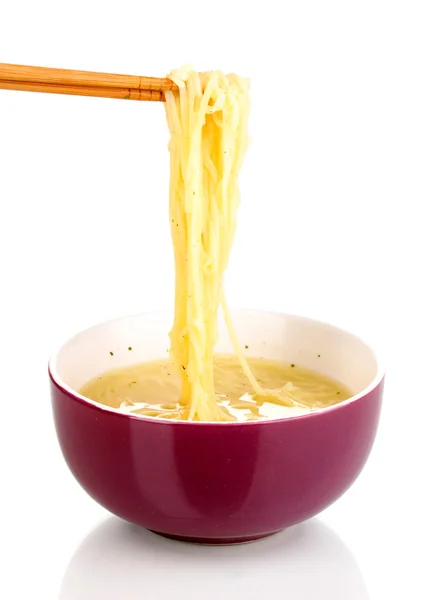 Chopsticks segurando asiático macarrão isolado no branco — Fotografia de Stock