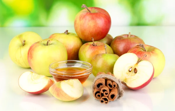 Honey and apples with cinnamon on natural background — Stock Photo, Image