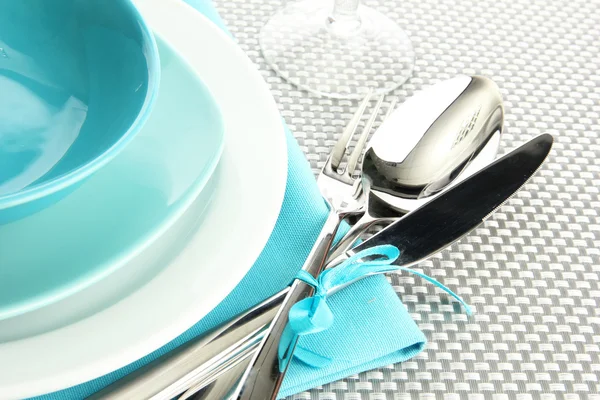 Platos vacíos azules con tenedor, cuchara y cuchillo sobre un mantel gris —  Fotos de Stock