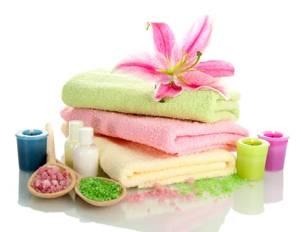 Ręczniki z lily, zapach oleju, świece i sól morze na białym tle — Zdjęcie stockowe