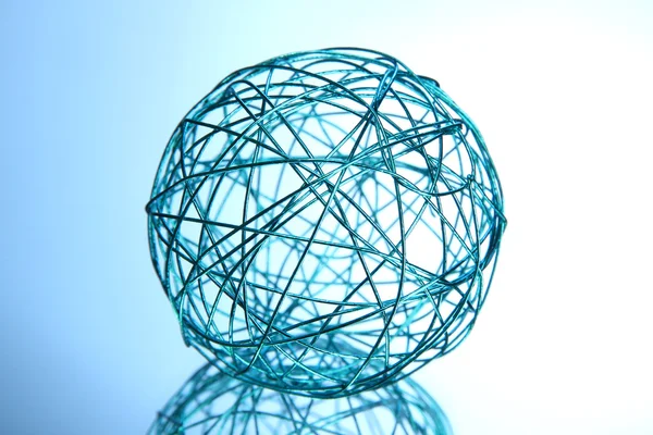 Bela bola decorativa, no fundo azul — Fotografia de Stock