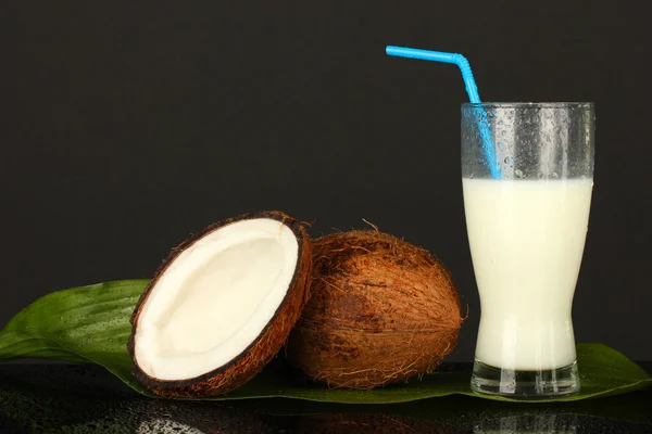 Vaso de leche de coco y cocos aislados en negro —  Fotos de Stock