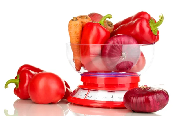 新鲜红蔬菜在体重秤上白色隔离 — 图库照片